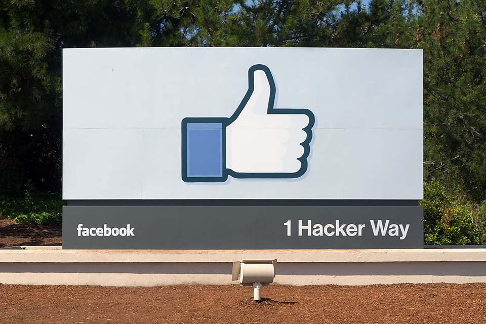 Reprodução/Wikipedia | Sinal marca o endereço oficial da sede do Facebook, nos EUA