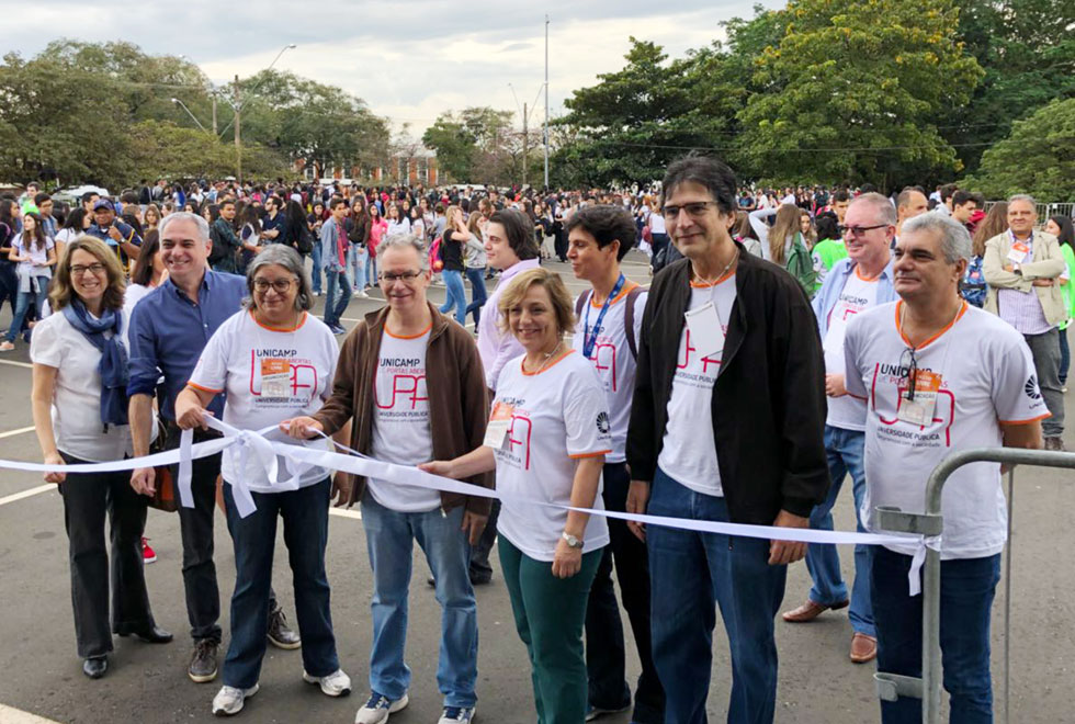 Reitor Marcelo Knobel e membros da administração descerram fita da UPA