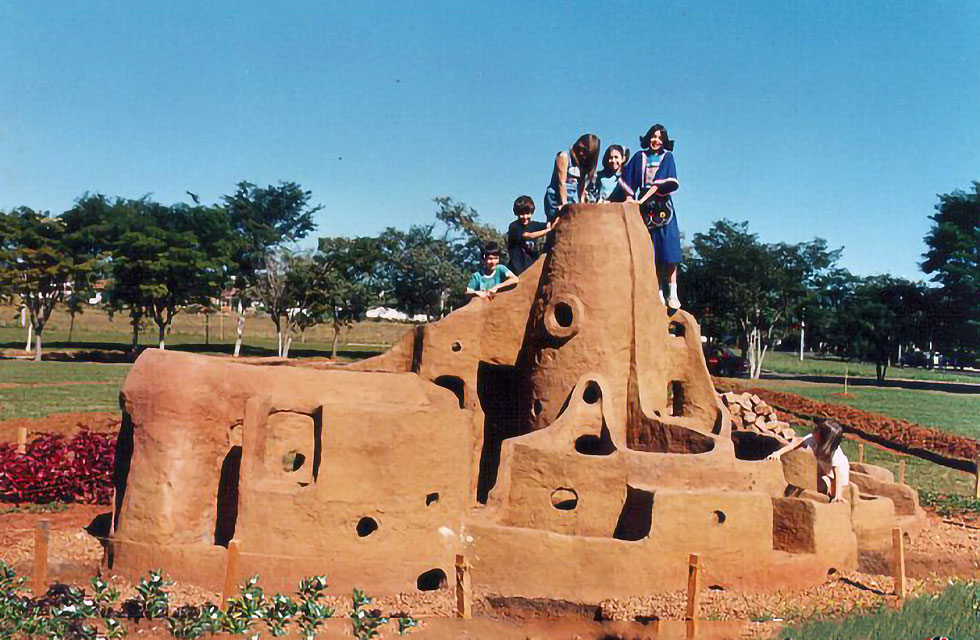 Escultura que já esteve próxima ao mRU. Hoje não existe mais no local. Foto: J.J. Lunazzi | outubro 1986