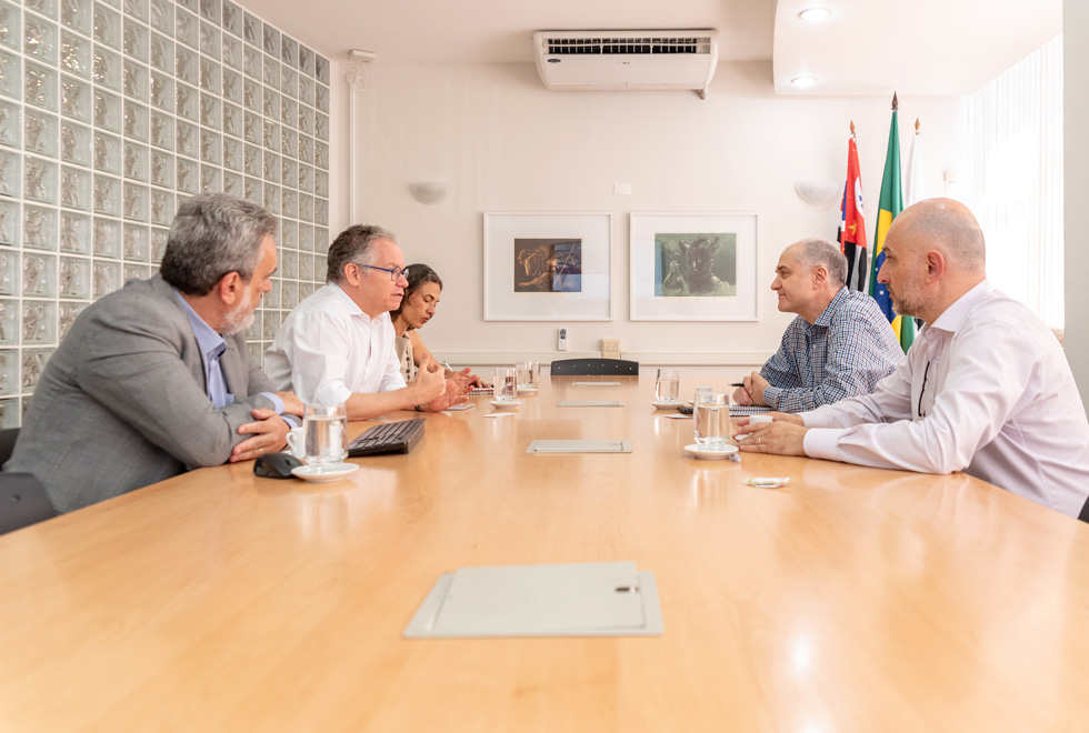 O vice-presidente de Pesquisa e Desenvolvimento da Cargill, Kerr Dow foi recebido pelo reitor Marcelo Knobel