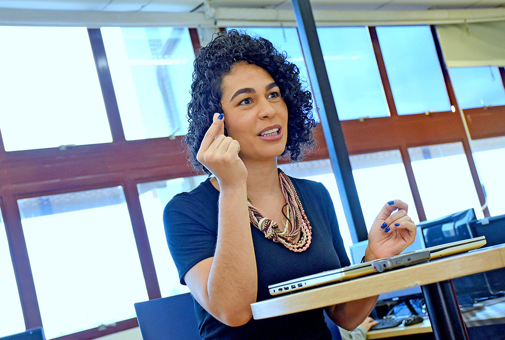 audiodescrição:  fotografia colorida da professora Sandra Avila em momento de entrevista, ela está gesticulando e sentada ao redor de uma mesa
