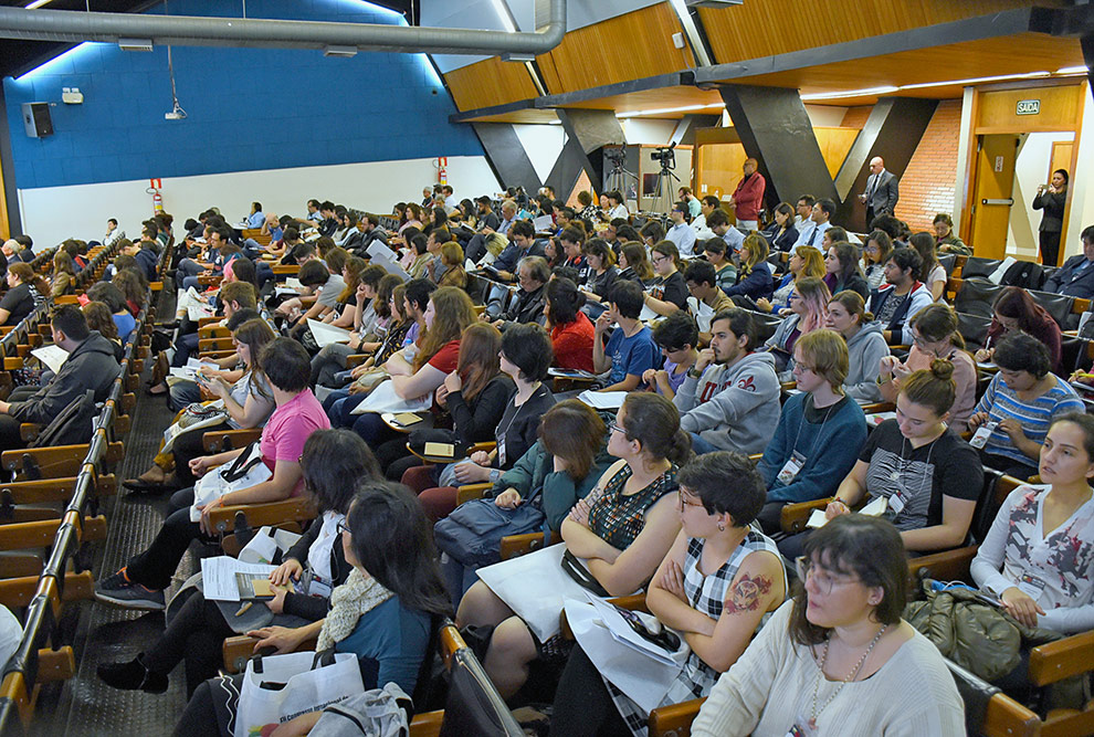 Docentes, discentes e funcionários da Unicamp, USP, Unesp e Faculdades Rio Branco no Centro de Convenções