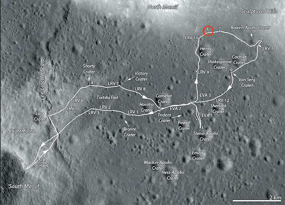 Foto que mostra um traçado na superfície da Lua.