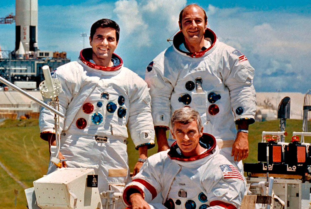 Foto de três astronautas.