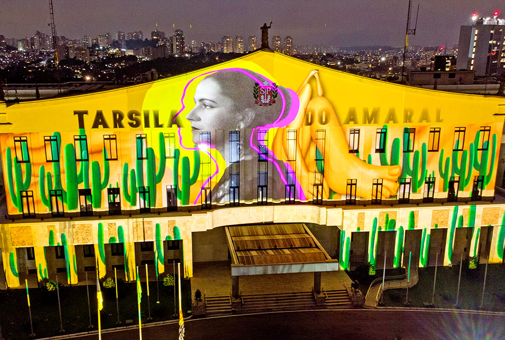 Palácio dos Bandeirantes, em São Paulo, iluminado com projeções de obras de arte em comemoração aos 100 anos da Semana de Arte Moderna. Crédito: Wikipedia