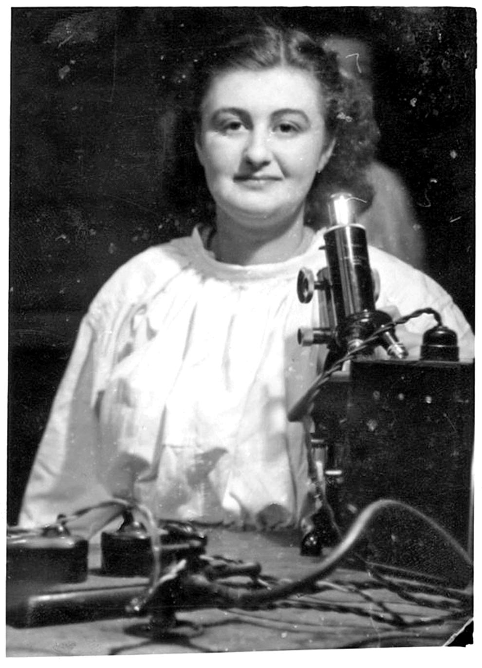 June Almeida nos anos 1950, bem antes de sua descoberta que hoje a tornou conhecida em todo o mundo.
