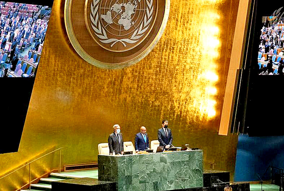 A sessão especial de emergência na Assembleia Geral começou com um minuto de silêncio | Foto: ONU - Evan Schneider