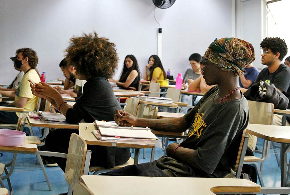 Foto de estudantes em uma sala de aula.