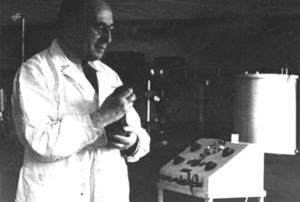 Ludwik Fleck em seu laboratório; 