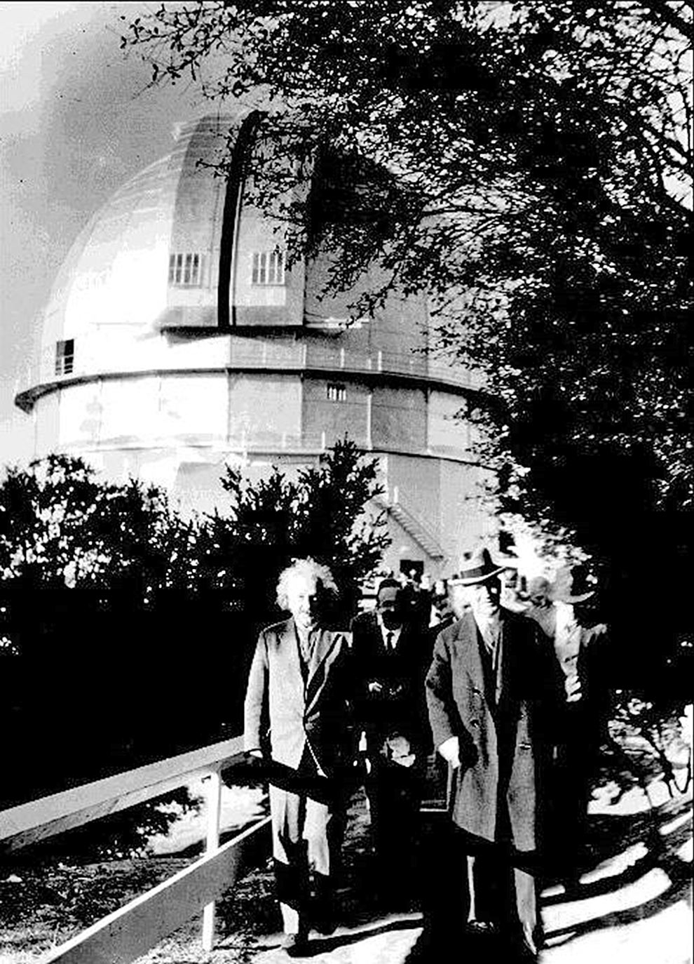 William Wallace Campbell e Albert Einstein em frente ao Observatório Lick (1931).