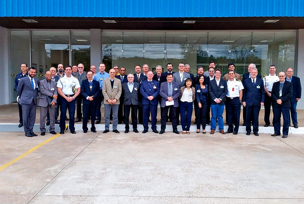 Integrantes dos grupos de trabalho da Unicamp e do Programa Nuclear Brasileiro reunidos em Iperó