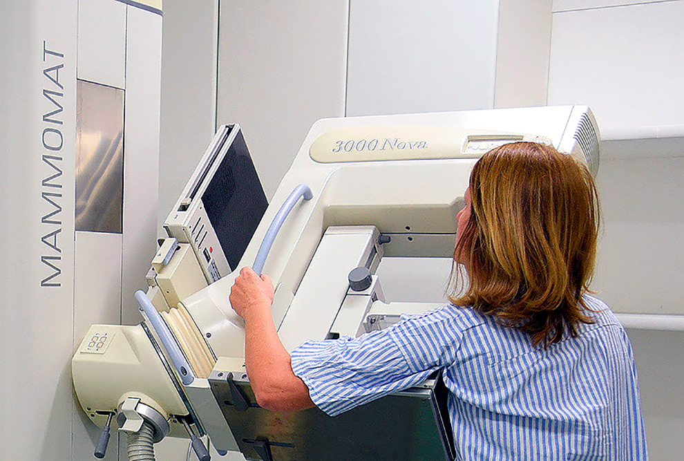 Paciente durante exame de mamografia no Hospital da Mulher-Caism (Foto: Néder Piagentini - Caism)