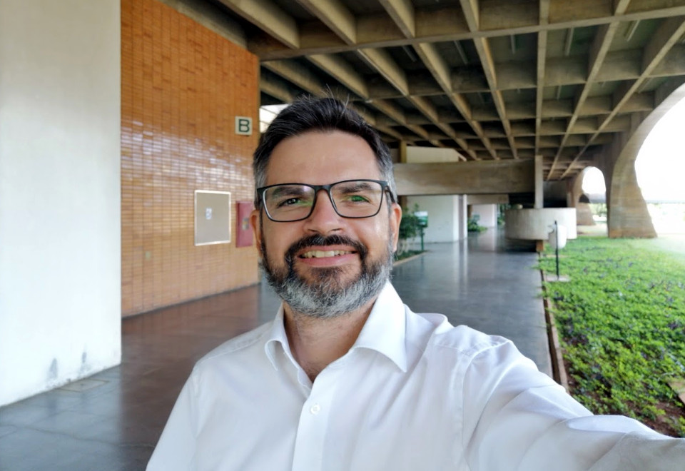 Túlio Leal, A política automotiva do Brasil sempre favoreceu a se produzir de tudo localmente, o que dificultou a especialização e, por conseguinte, a capacidade de exportar esses produtosal, :