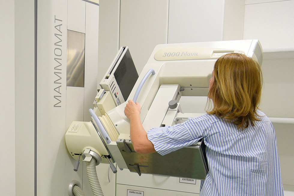 Paciente durante exame no Caism: Quando aplicada sistematicamente à população-alvo, a mamografia pode reduzir a mortalidade