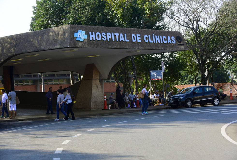 foto mostra fachada do hospital de clínicas