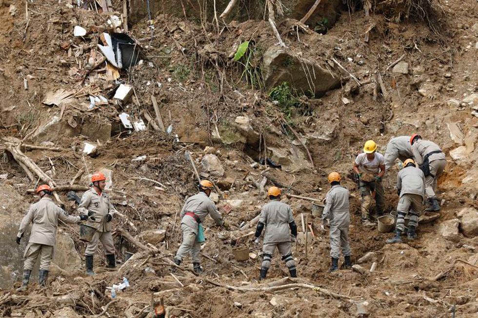 Equipes de resgate trabalham na busca por vítimas do deslizamento de terra no Morro da Oficina, que aconteceu em fevereiro deste ano em Petrópolis (RJ). Crédito: Fernando Frazão/Agência Brasil