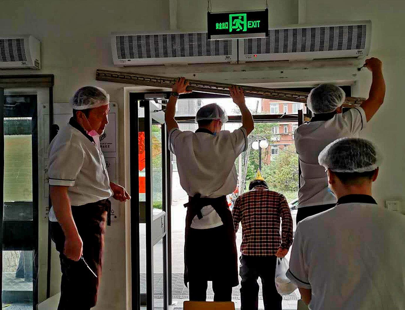 Cantina universitária, de volta às cortinas de plástico | Foto: FFH