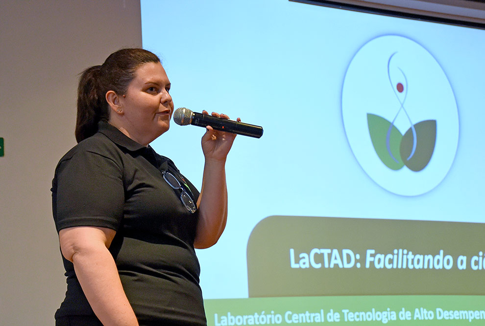 Sandra faz apresentação do Lactad em frente a um telão