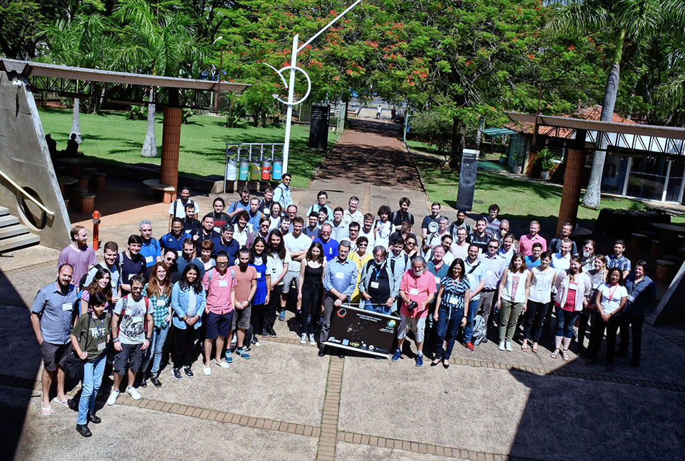 grupo de pesquisadores posa para foto no jardim do CB