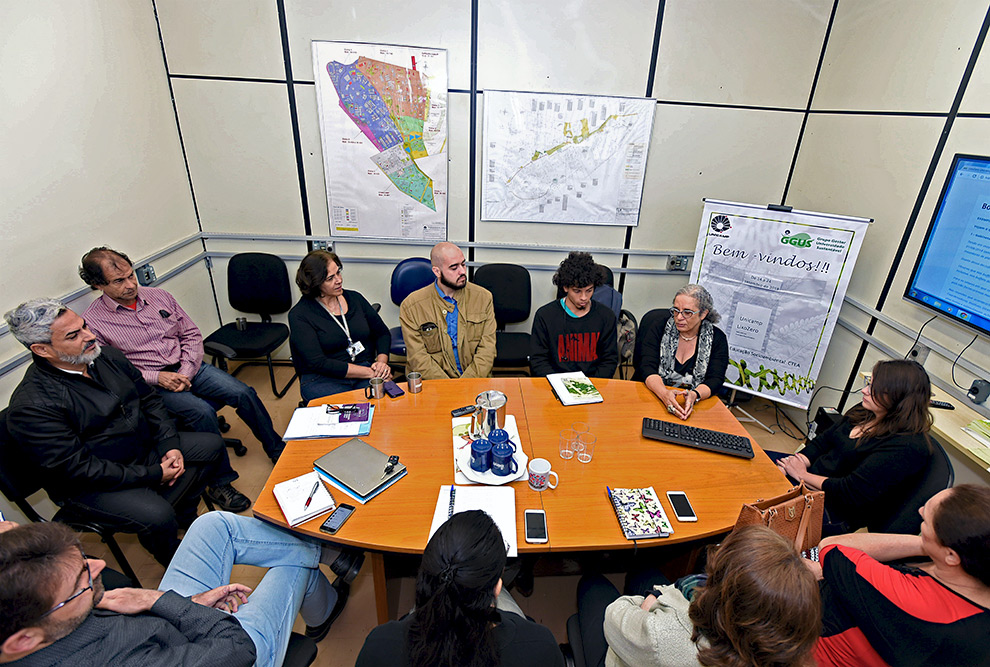 mesa de reunião com mais de dez pessoas em volta discutindo o tema Lixo Zero