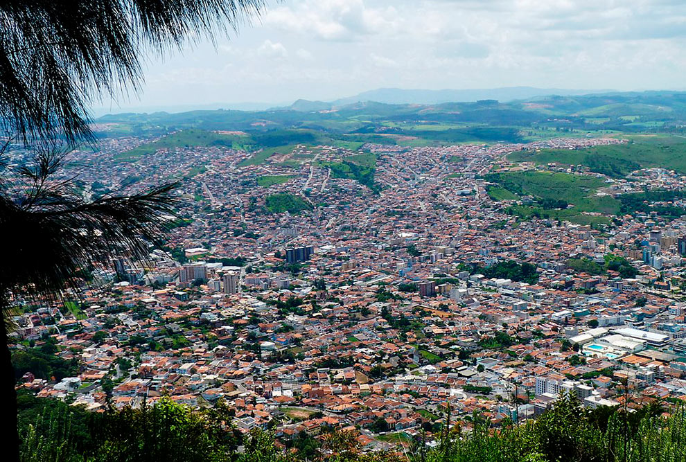 Poços de Caldas foi escolhida porque tem níveis de radiação acima da média. Crédito da imagem: Wikipedia.