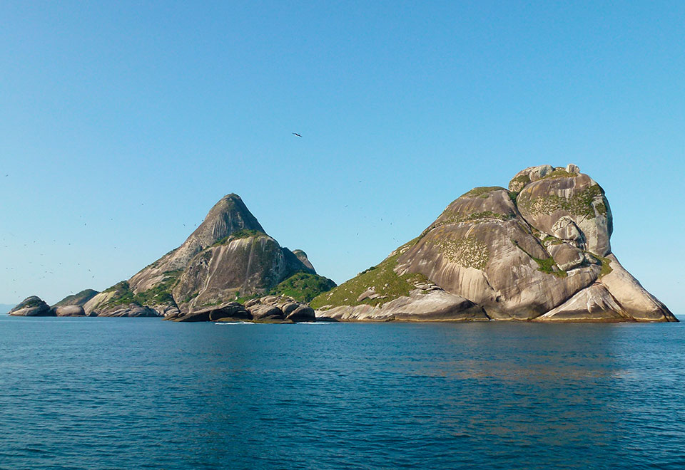 Ilha de Alcatrazes, litoral de São Paulo, fica a 35 quilômetros mar adentro