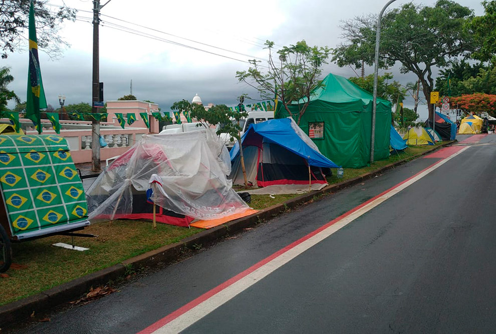 Acampantes permaneceram mais de 60 dias em barrcas em frente à Escola de Cadetes, em Campinas 