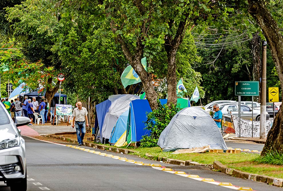 Movimento alterou a rotina de pedestres e motoristas no entorno do acampamento 