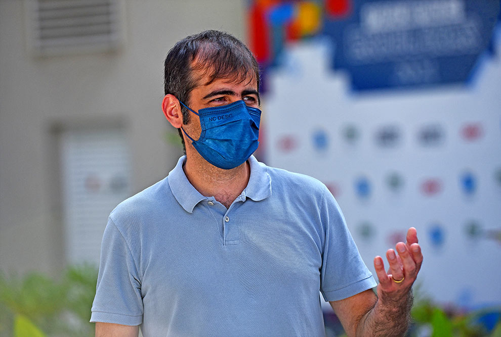 foto mostra Jonas freire. ele feste camisa polo azul e usa máscara