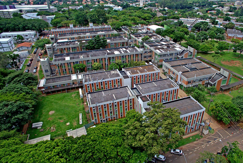 audiodescrição: fotografia colorida de vista aérea de prédios do campus da unicamp