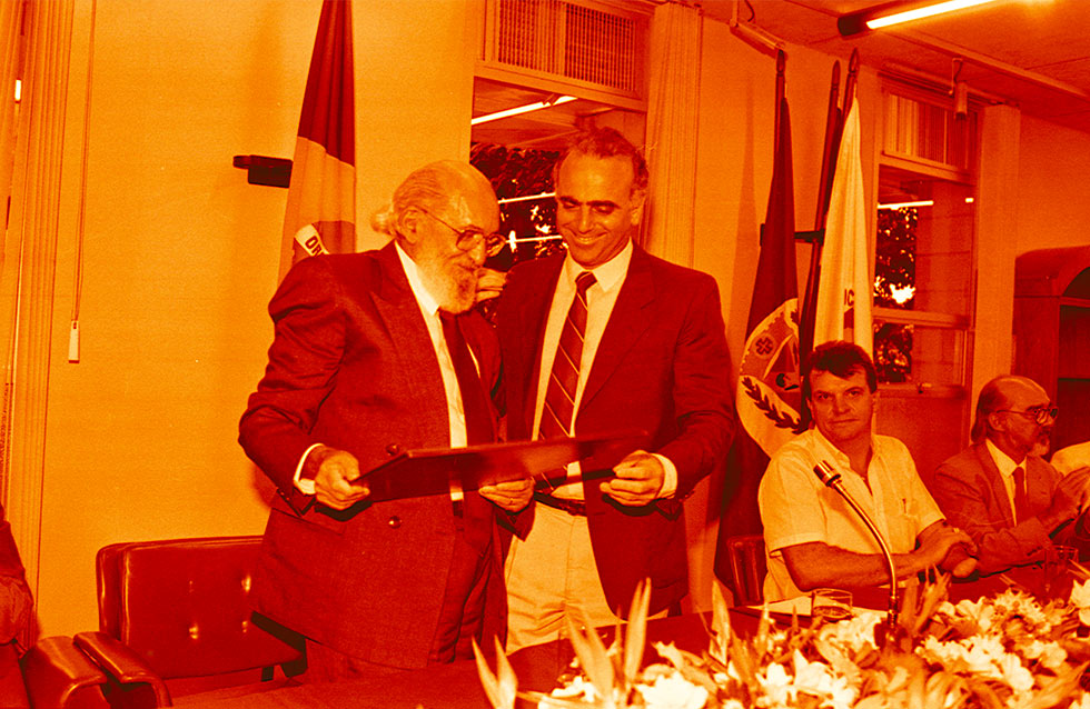 audiodescrição: fotografia colorida mostra paulo freire recebendo o título de doutor honoris causa na unicamp, em 1988