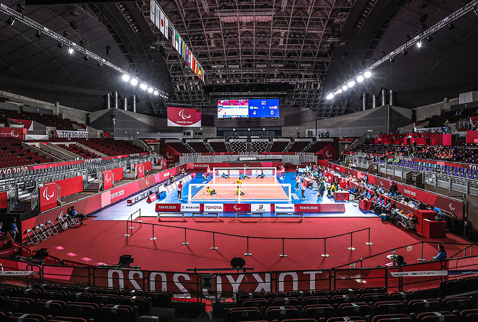 foto mostra ginásio de goalball com as arquibancadas vazias e a quadra ao centro