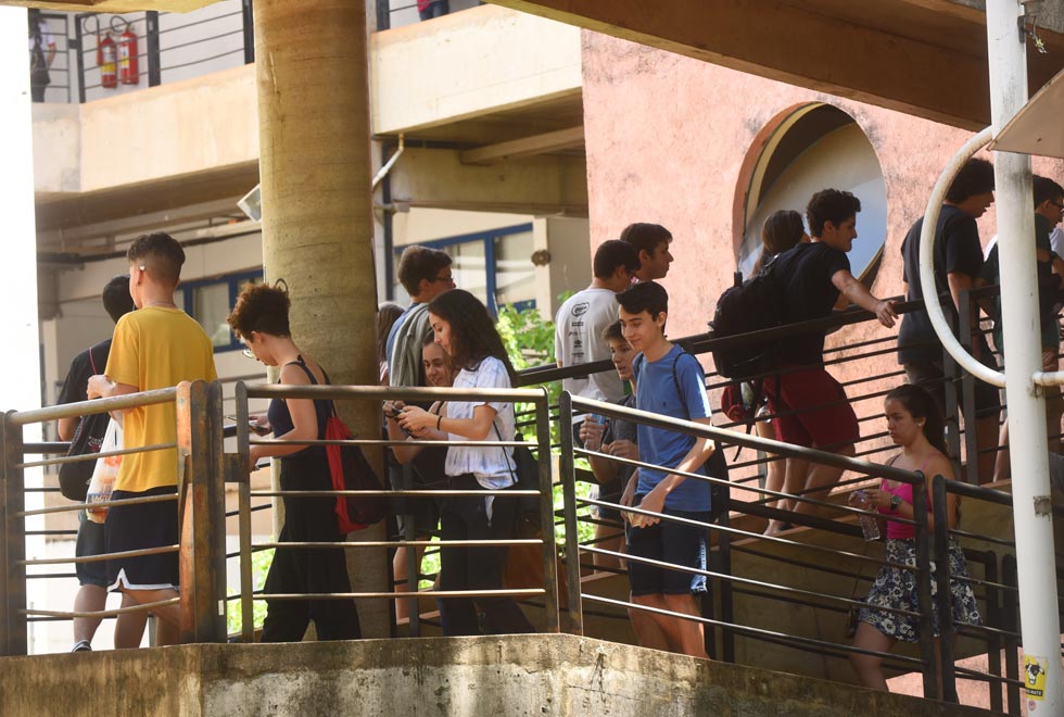 Candidatos a uma vaga na Unicamp, na entrada da prova no Ciclo Básico II, em Campinas