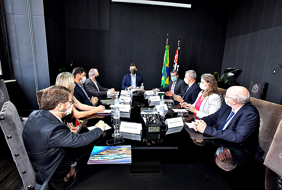 foto mostra equipe reunida em sala do palácio dos bandeirantes