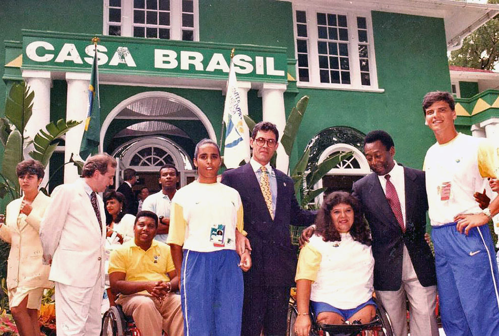João Batista Carvalho e Silva ao lado de Pelé durante visita à Casa Brasil, quando ministro do Esporte