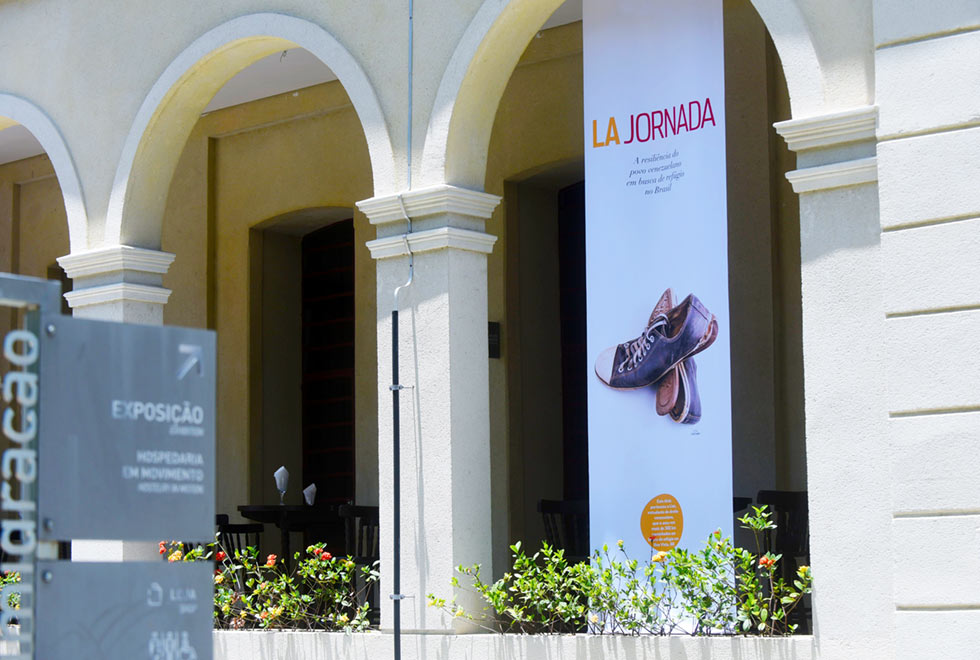 fachada do Museu da Imigração com banner da exposição La Jornada