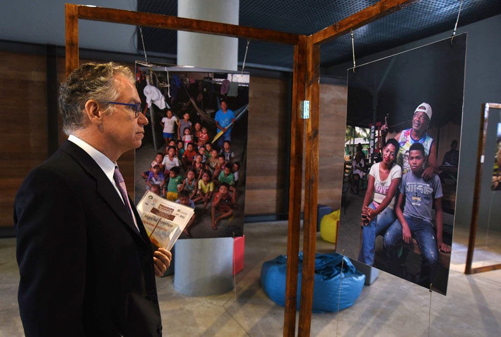 Reitor conhece exposição fotográfica