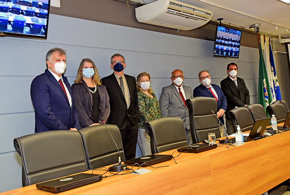 foto mostra novos pró-reitores na sala do conselho universitário