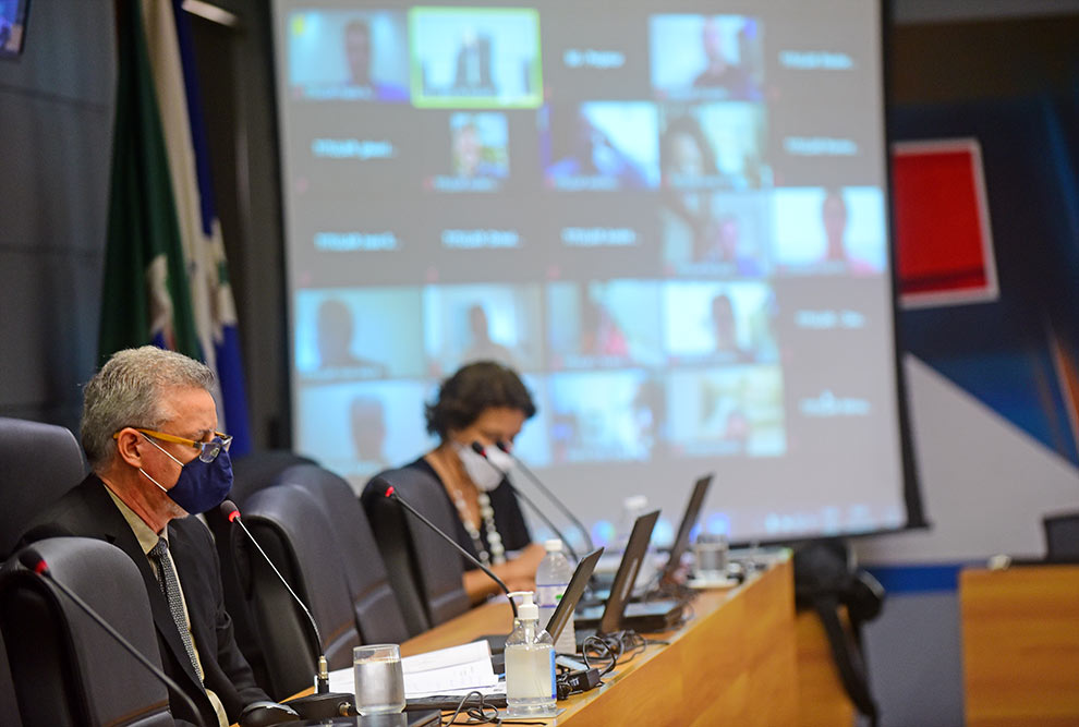 foto mostra reitor tom zé presidindo o conselho universitário com um telão ao fundo mostrando os participantes online