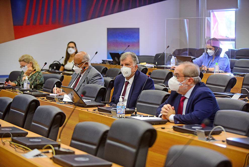 foto mostra pro-reitores sentados na plateia da sala do conselho universitário