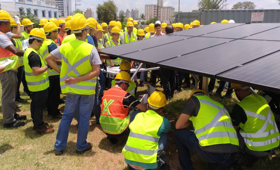 Aula de instalação e integração de Sistemas Fotovoltaicos, no CIS/Guanabara da Unicamp