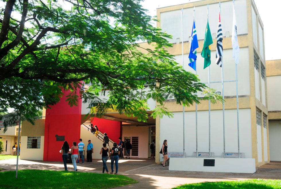 foto mostra prédio da faculdade de tecnologia da unicamp, no campus de limeira