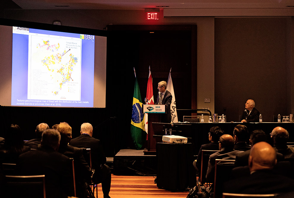 O professor do IG, Roberto Xavier, durante palestra ministrada em evento no Canadá