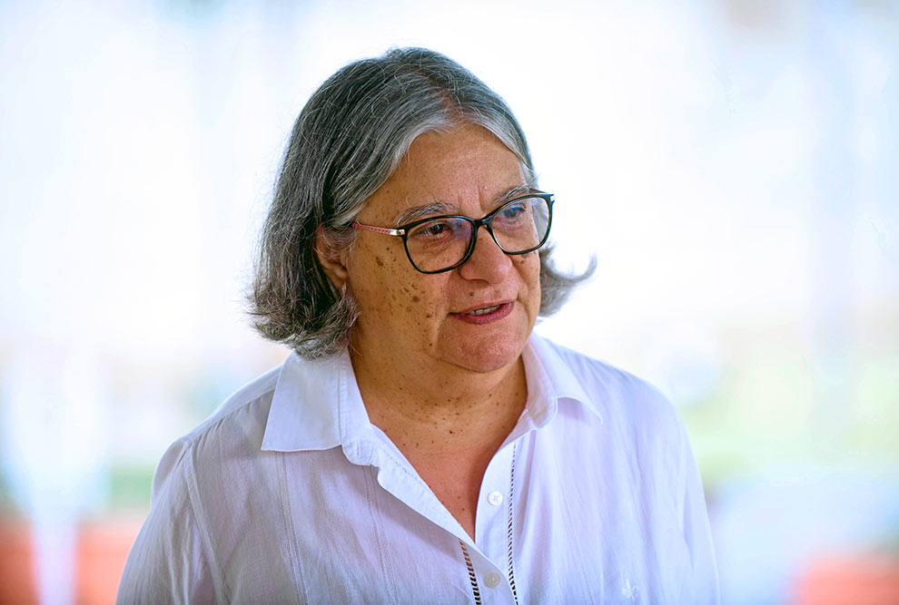 audiodescrição: fotografia colorida da professora Teresa Atvars