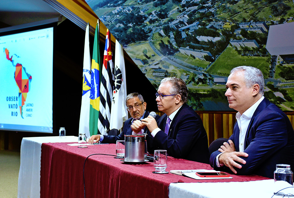 Marcelo Knobel, ladeado por Mariano Laplane e José Alves de Freitas Neto, na recepção ao público