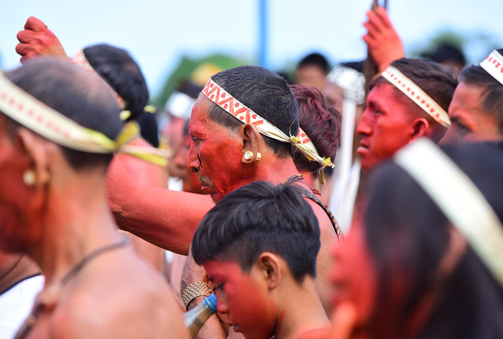 audiodescrição: fotografia colorida de indígenas da etnia matis