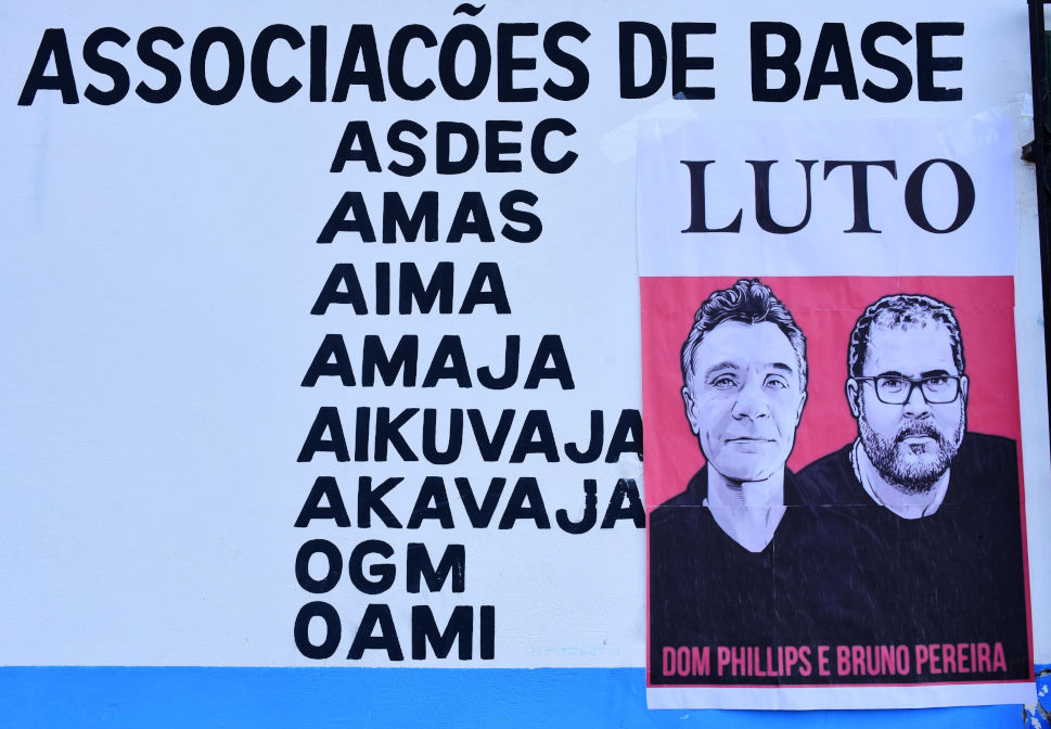 audiodescrição: imagem colorida, nomes dos associados e ao lado cartaz de Luto com imagem de Bruno e Dom afixado na fachada da sede da União do Povos do Vale do Javari.(Foto: Antonio Scarpinetti)