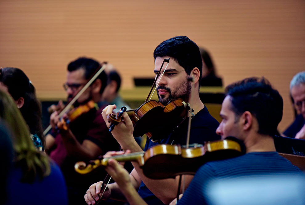 Violinistas durante o ensaio. Um deles, ao centro mais focado que os outros