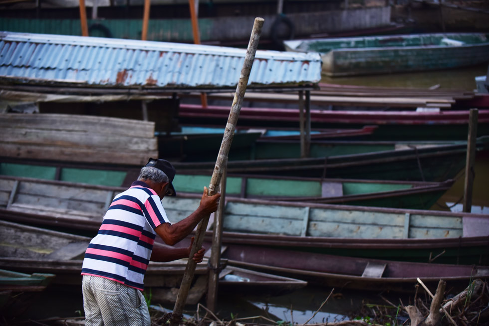 Pescador no Porto de Atalaia do Norte: doenças negligenciadas, dentre elas a malária, são chamadas aquelas que atingem pessoas vulneráveis em países de baixa renda e por isso não despertam o interesse da indústria farmacêutica