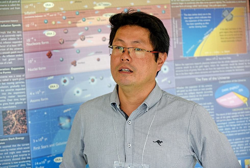 O professor Jun Takahashi, de óculos e camisa clara de botão, durante a entrevista